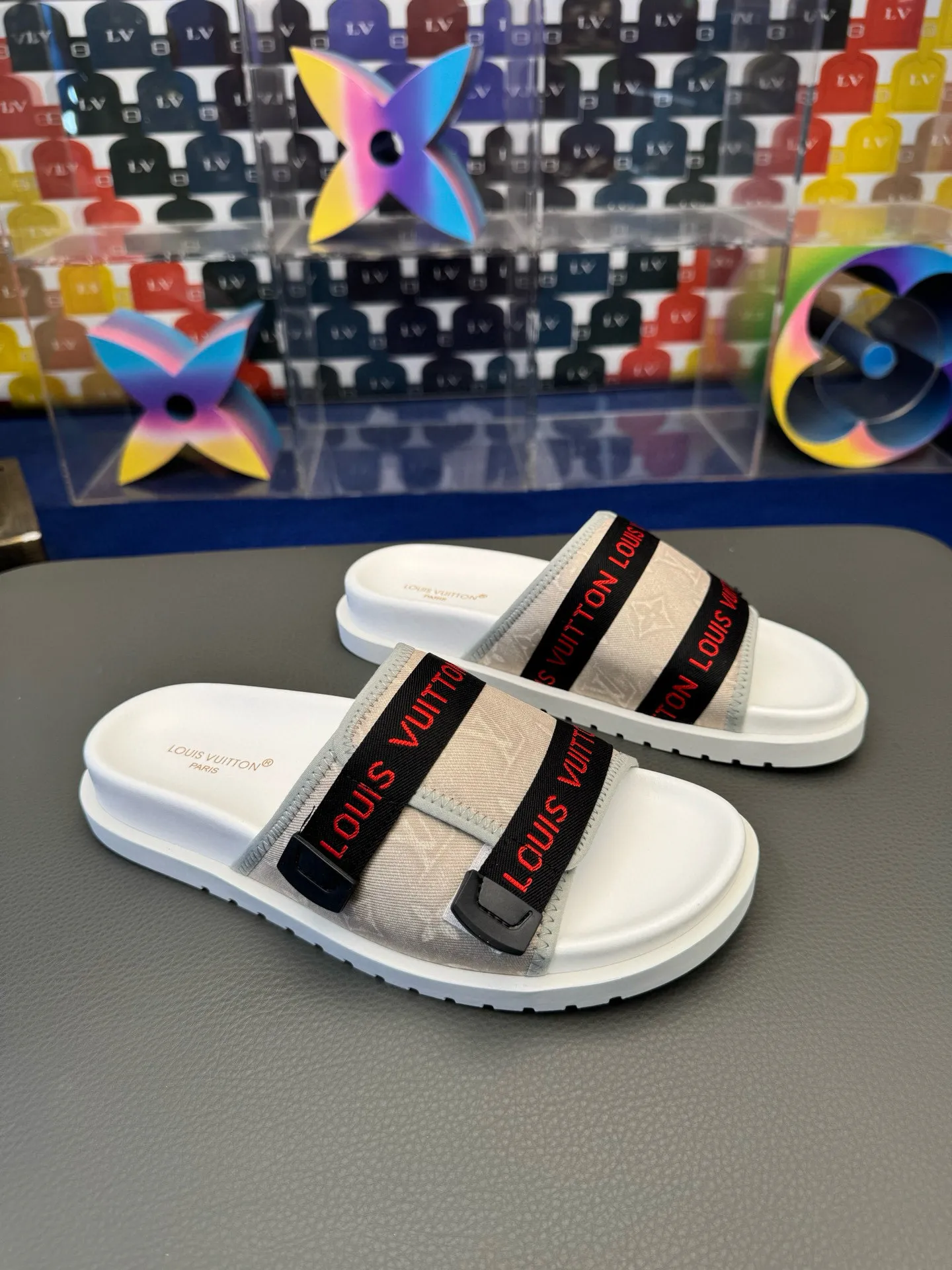 [L Home] P: 340💰Size: 38-45 Top purchasing lv men's summer slippers, classic presbyopia with soft real leather lining, unique color splicing effect, distinctive personality, fashionable and trendy essential style, light and comfortable. Lightweight and tough rubber insole, micro ridged foam outsole, super comfortable!